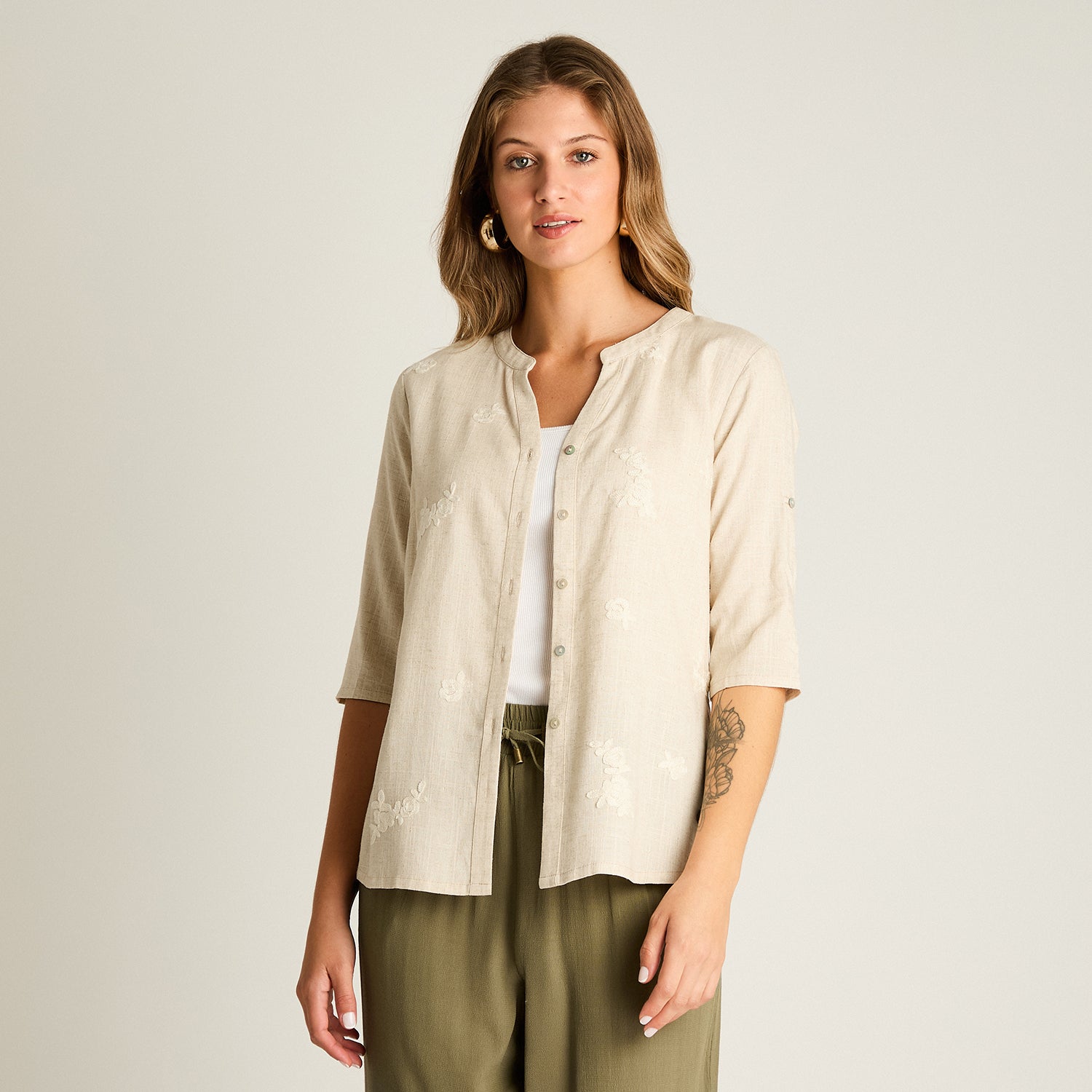 Blusa Beige Manga 3/4 No Elasticado Sin Forro Calce Normal